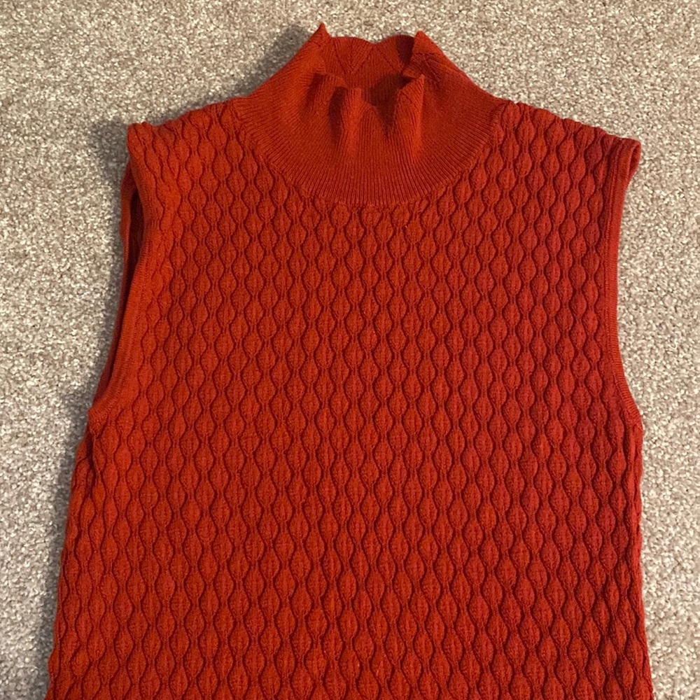 TAHARI MOCK NECK SLEEVELESS SWEATER